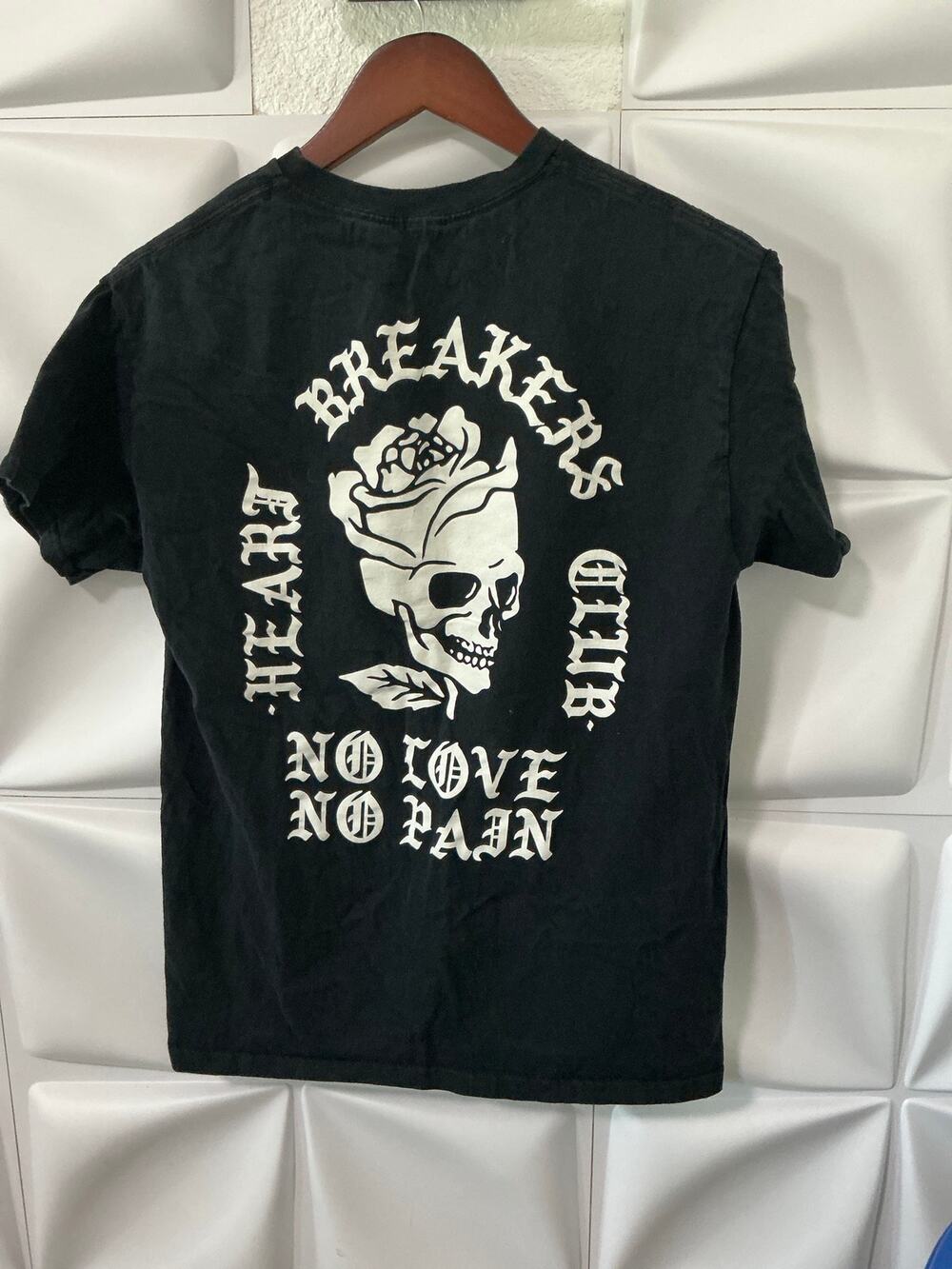 Heartbreakers Club No Pain White Graphic Short Sleeve T-Shirt Men's Size Medium